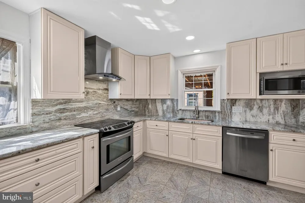 6702 LENCLAIR STREET Alexandria, VA 22306