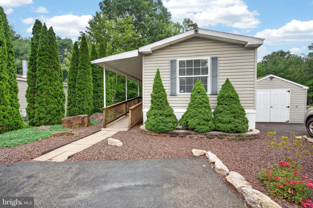 224 HOPE DRIVE New Ringgold, PA 17960