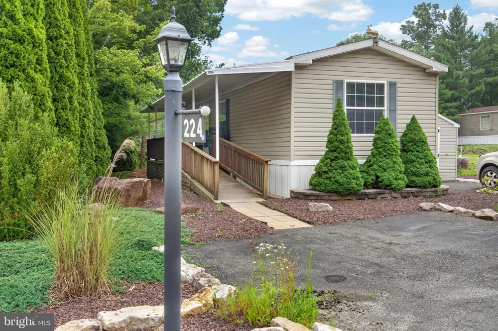 224 HOPE DRIVE New Ringgold, PA 17960