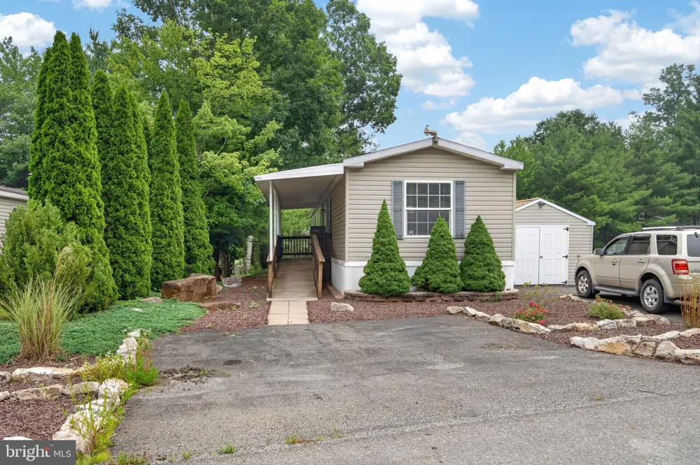 224 HOPE DRIVE New Ringgold, PA 17960
