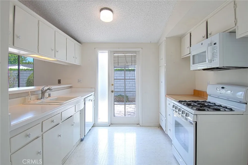 332 Walnut Street Costa Mesa, CA 92627