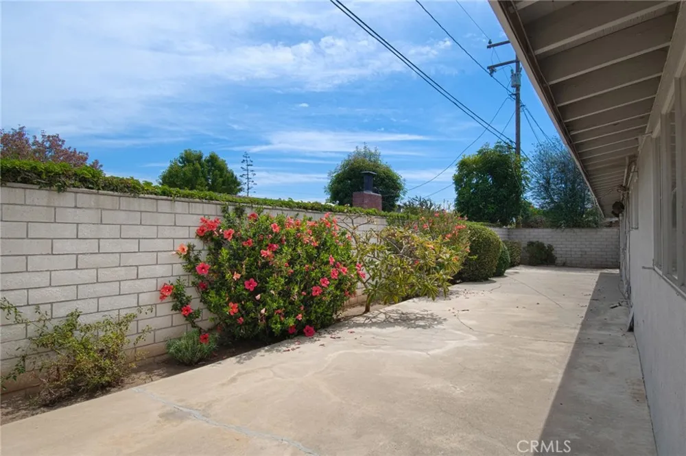 332 Walnut Street Costa Mesa, CA 92627