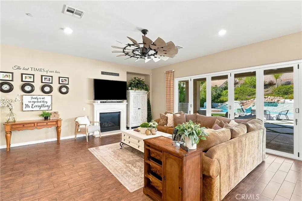 22389 Midtown Court Saugus, CA 91350