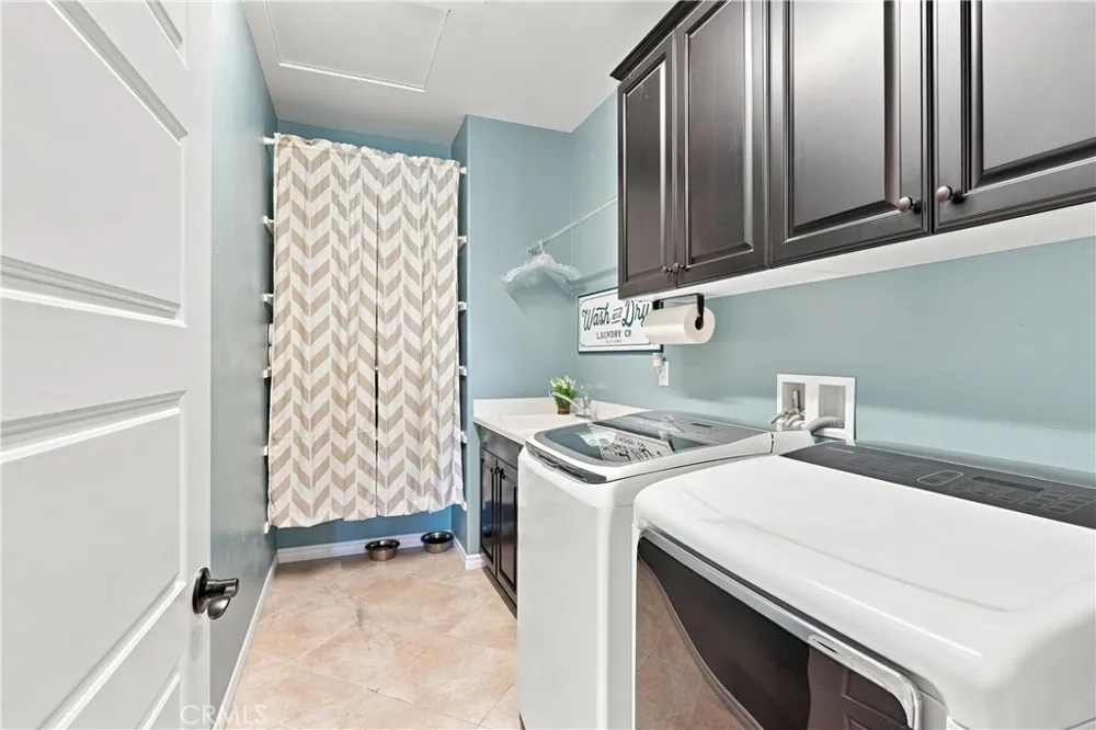 22389 Midtown Court Saugus, CA 91350