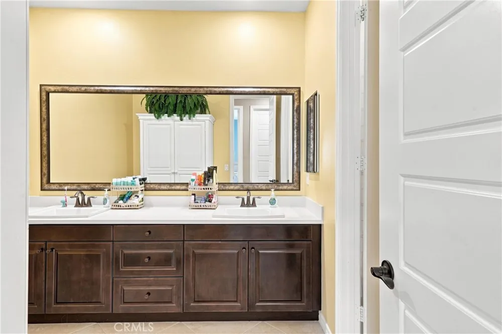 22389 Midtown Court Saugus, CA 91350