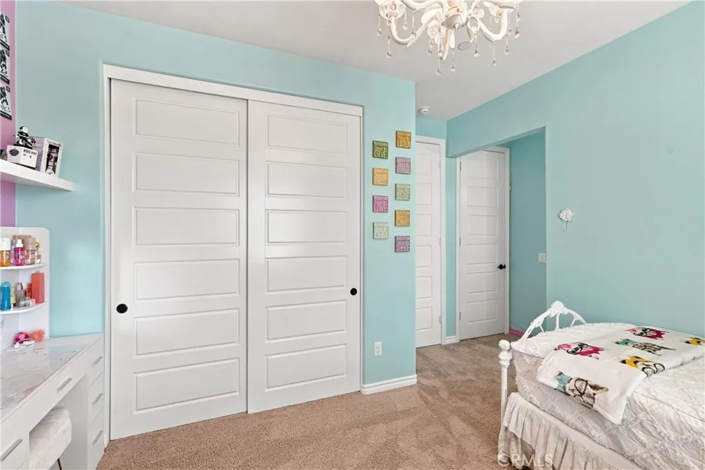 22389 Midtown Court Saugus, CA 91350