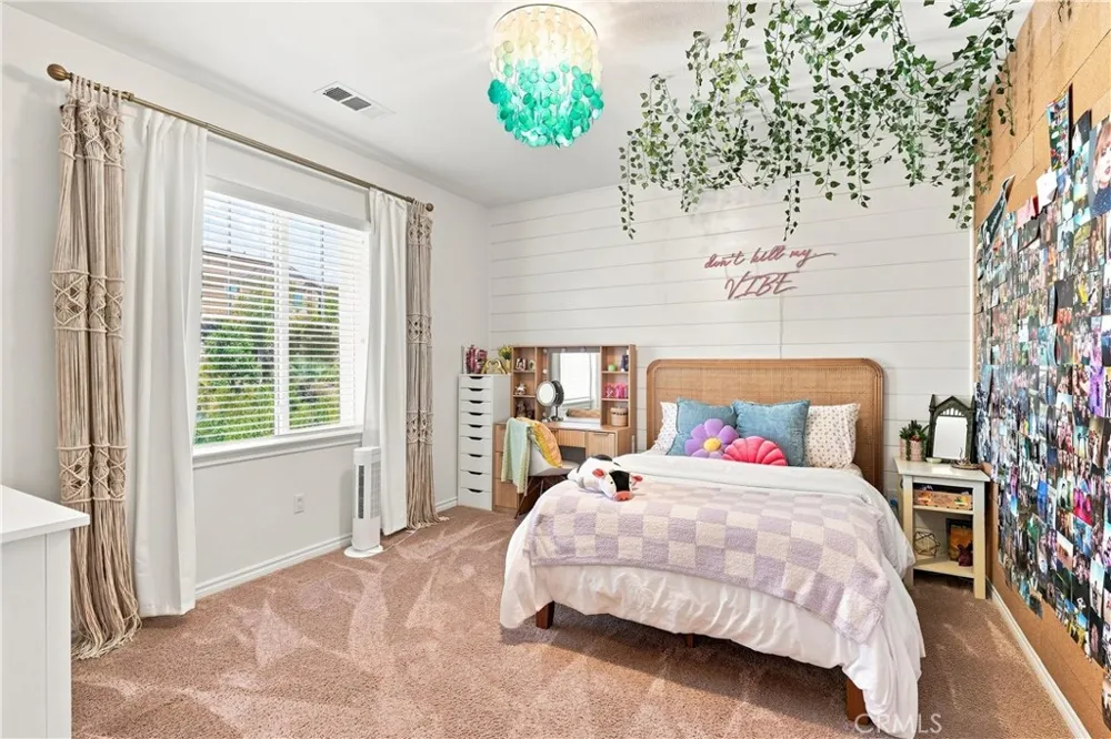 22389 Midtown Court Saugus, CA 91350