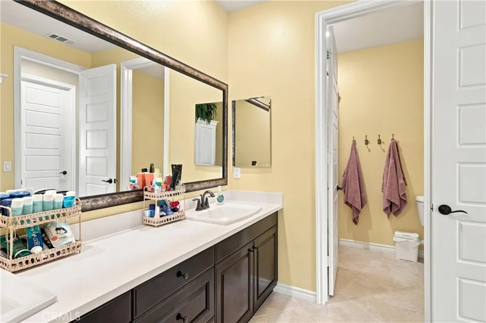 22389 Midtown Court Saugus, CA 91350