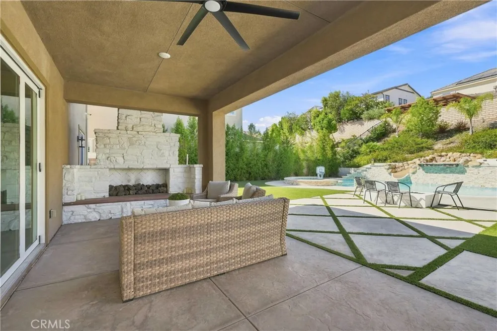 22389 Midtown Court Saugus, CA 91350
