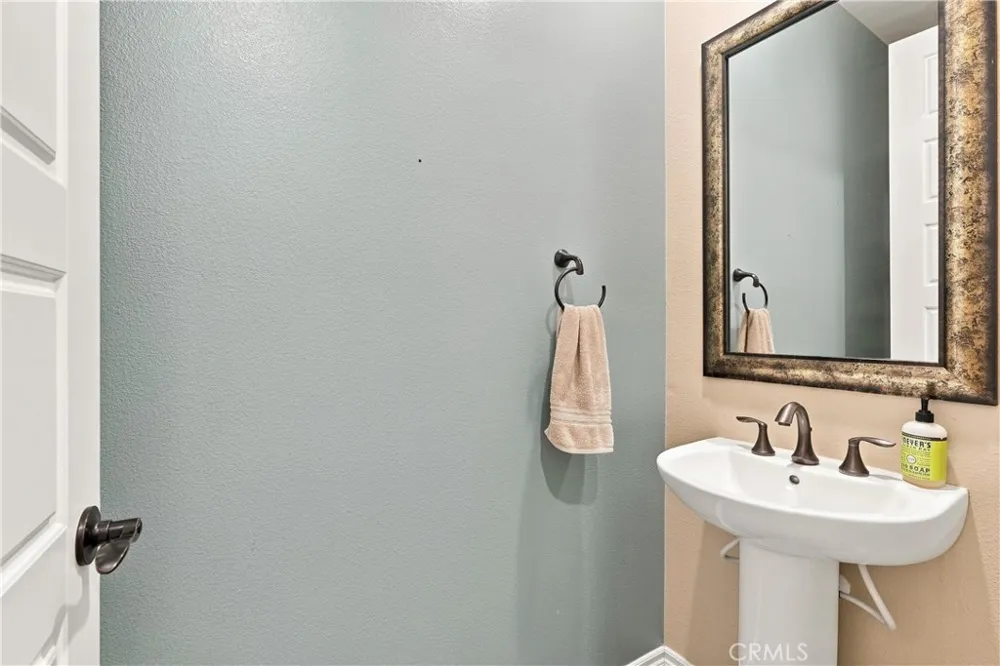 22389 Midtown Court Saugus, CA 91350