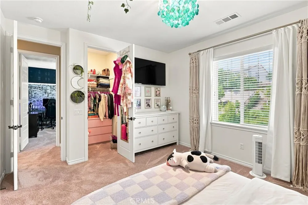 22389 Midtown Court Saugus, CA 91350