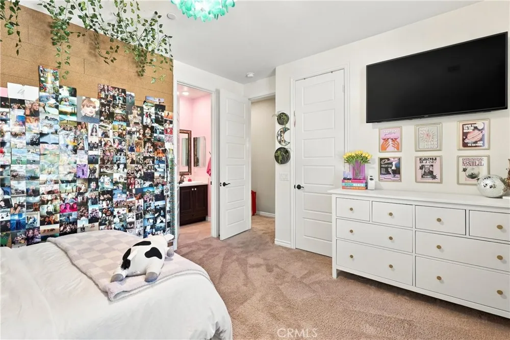 22389 Midtown Court Saugus, CA 91350