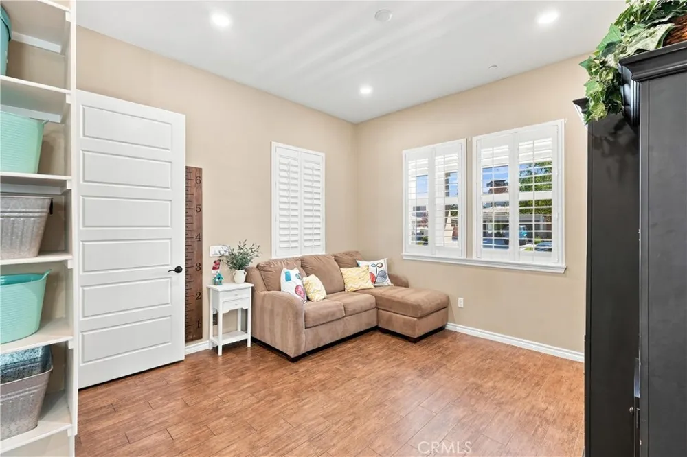 22389 Midtown Court Saugus, CA 91350