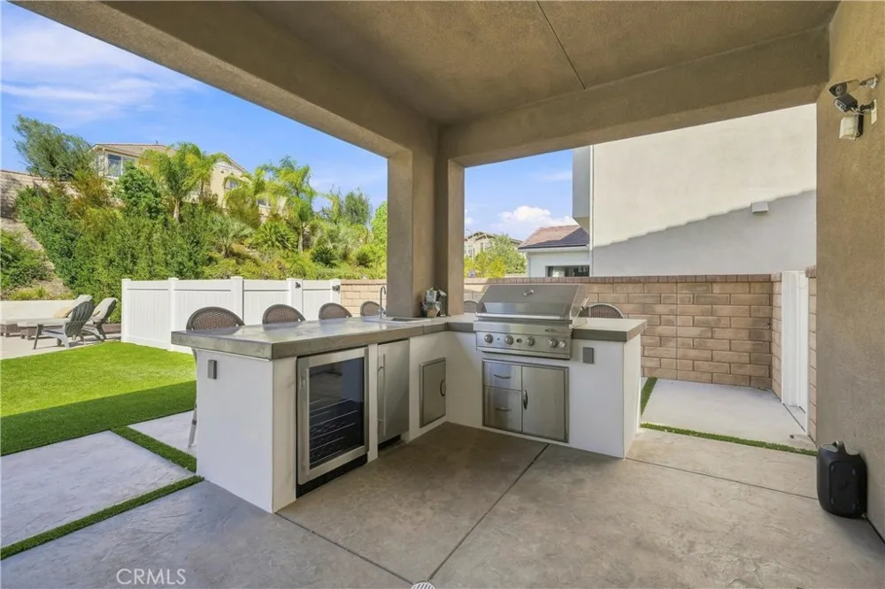 22389 Midtown Court Saugus, CA 91350
