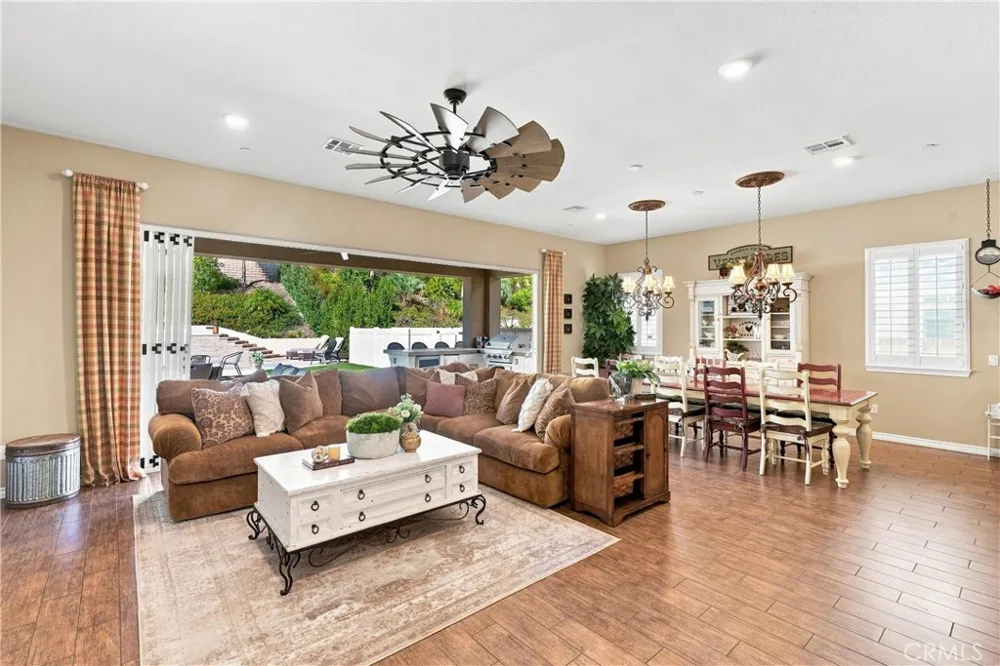 22389 Midtown Court Saugus, CA 91350