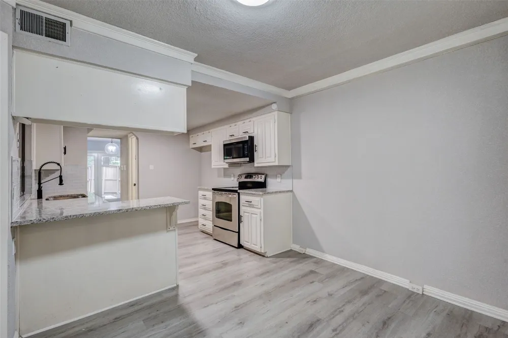 3161 Golden Oak Farmers Branch, TX 75234