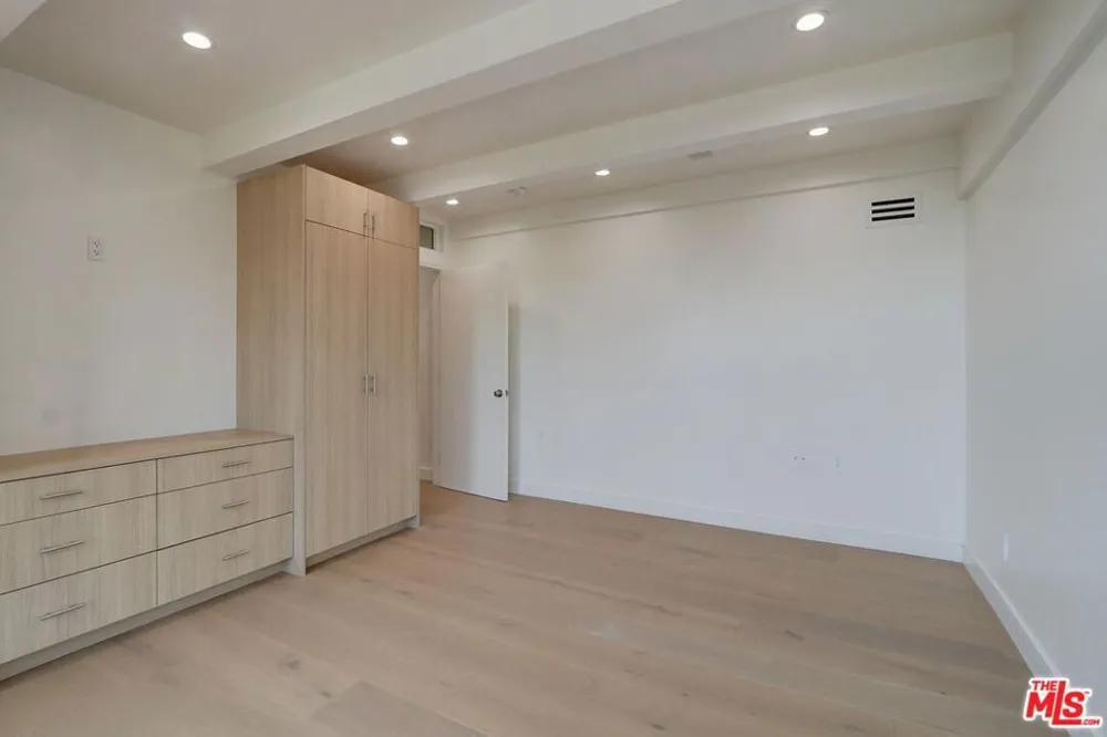 8528 Hillside Avenue Los Angeles, CA 90069