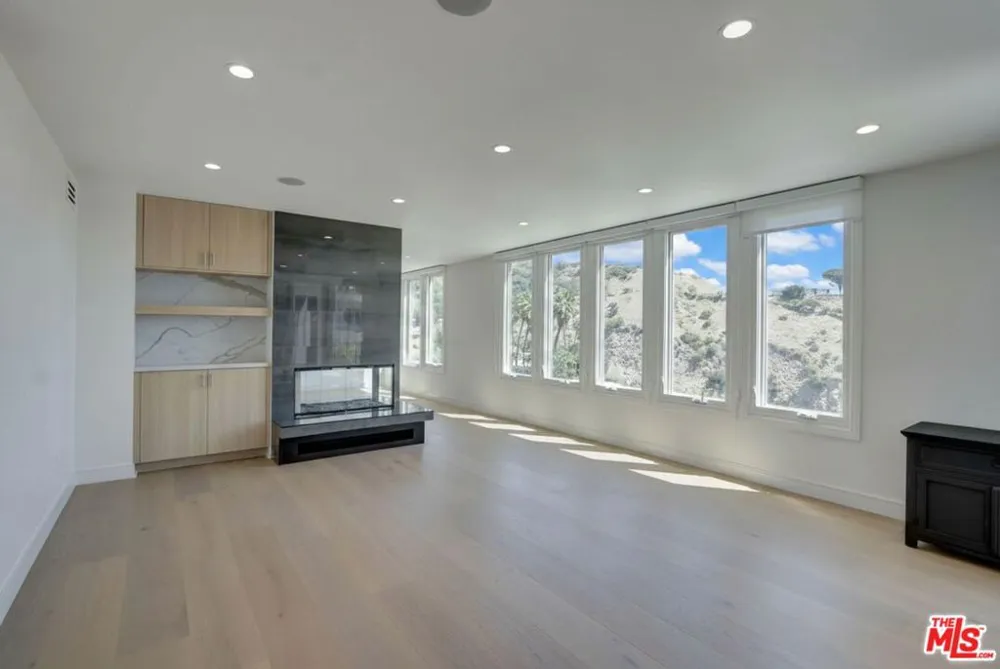 8528 Hillside Avenue Los Angeles, CA 90069