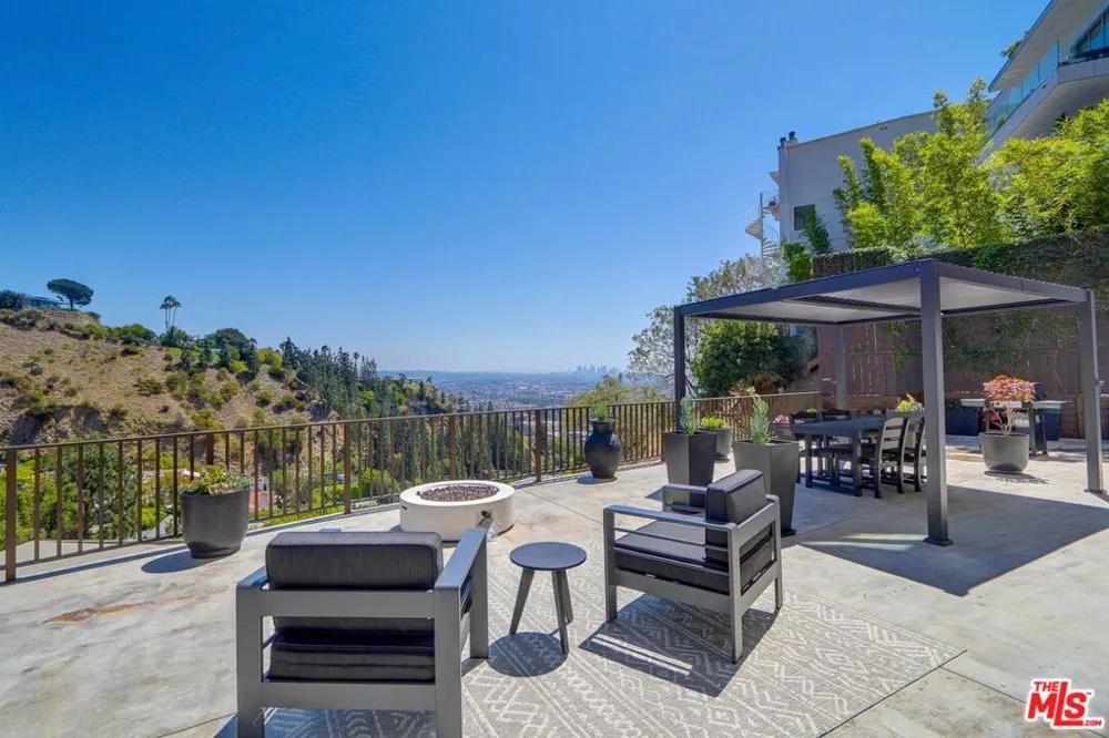 8528 Hillside Avenue Los Angeles, CA 90069