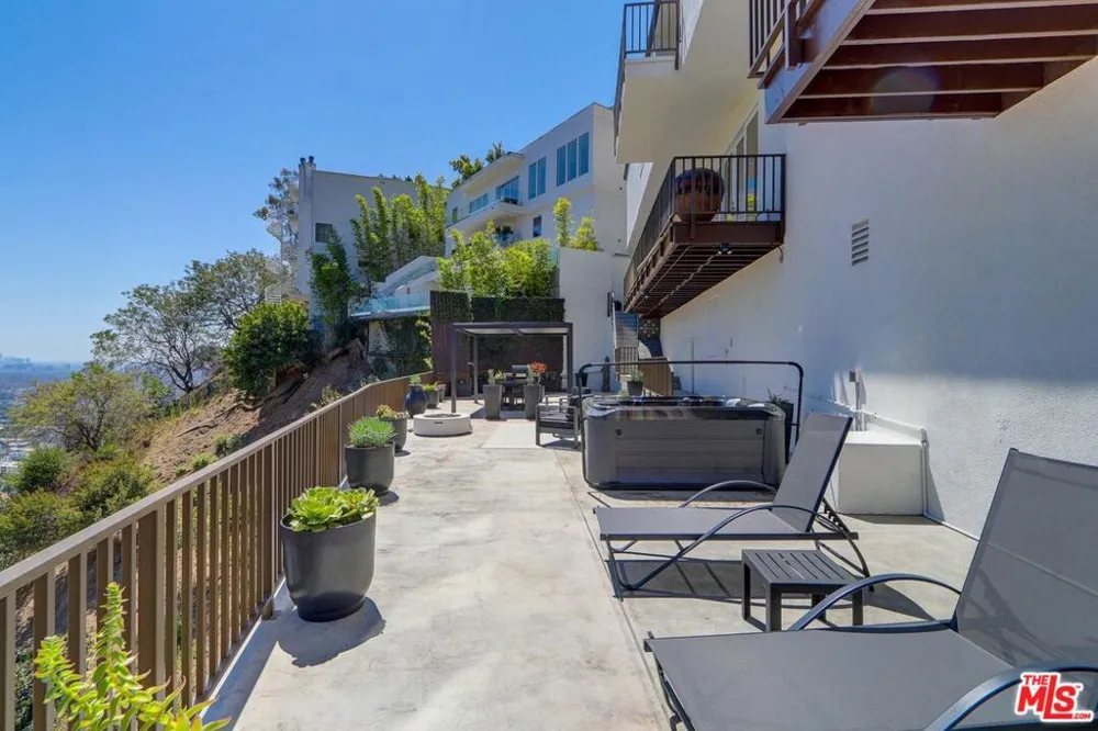 8528 Hillside Avenue Los Angeles, CA 90069