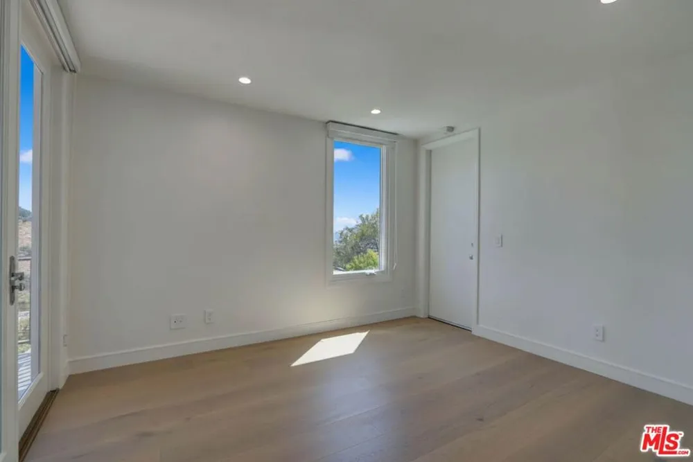 8528 Hillside Avenue Los Angeles, CA 90069