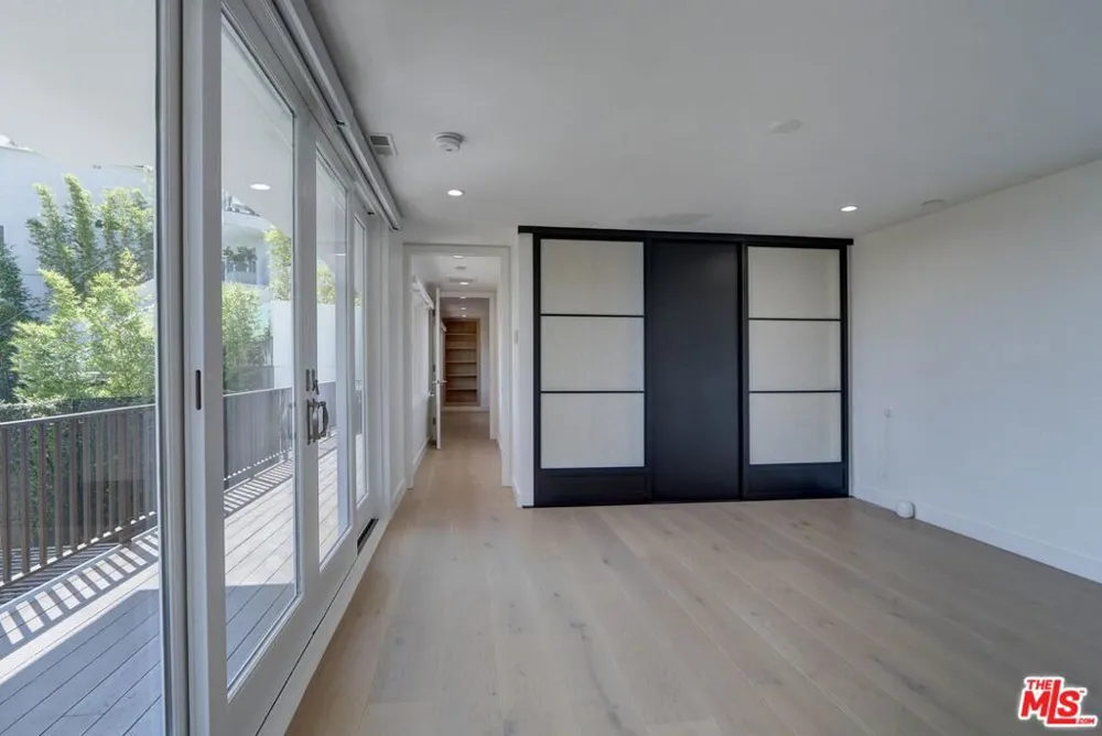 8528 Hillside Avenue Los Angeles, CA 90069