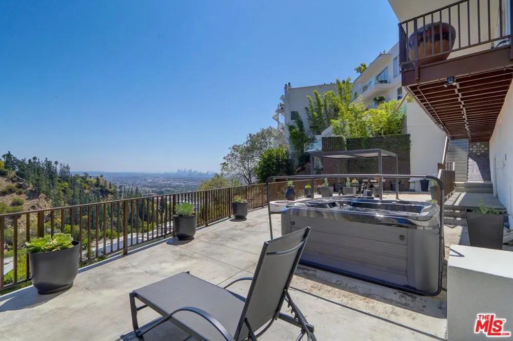 8528 Hillside Avenue Los Angeles, CA 90069