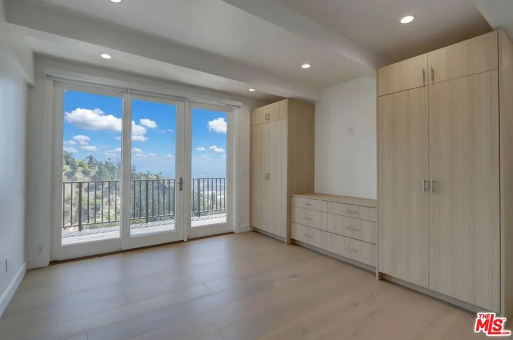 8528 Hillside Avenue Los Angeles, CA 90069