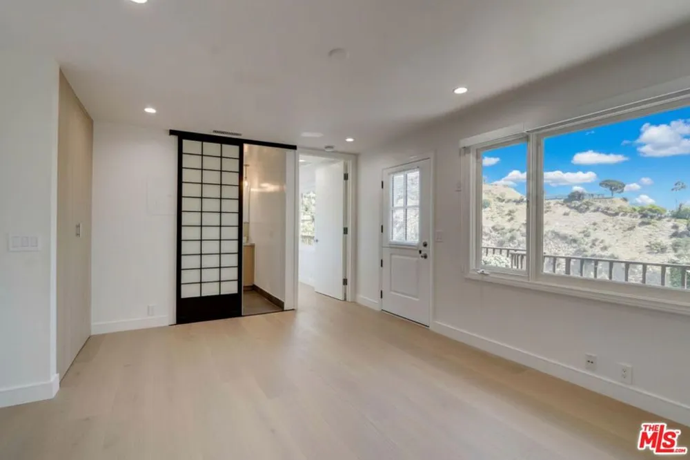8528 Hillside Avenue Los Angeles, CA 90069