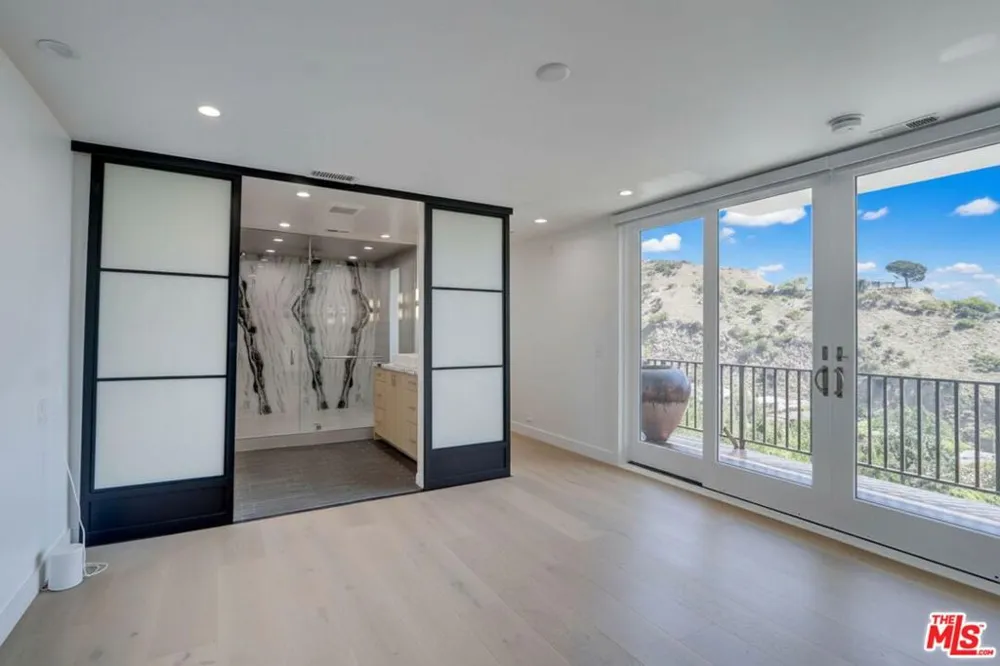 8528 Hillside Avenue Los Angeles, CA 90069
