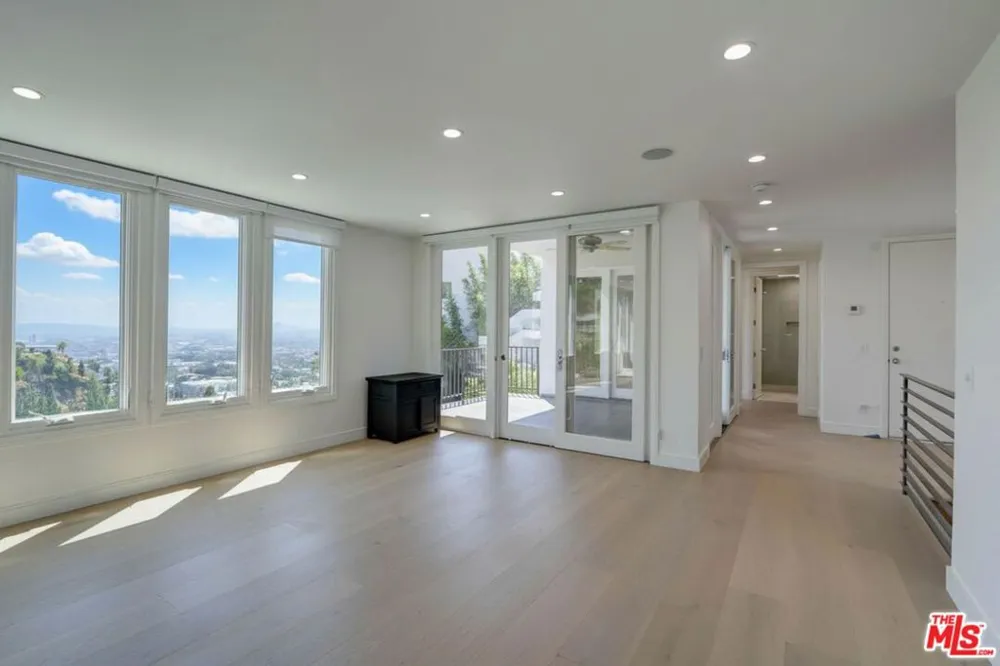 8528 Hillside Avenue Los Angeles, CA 90069