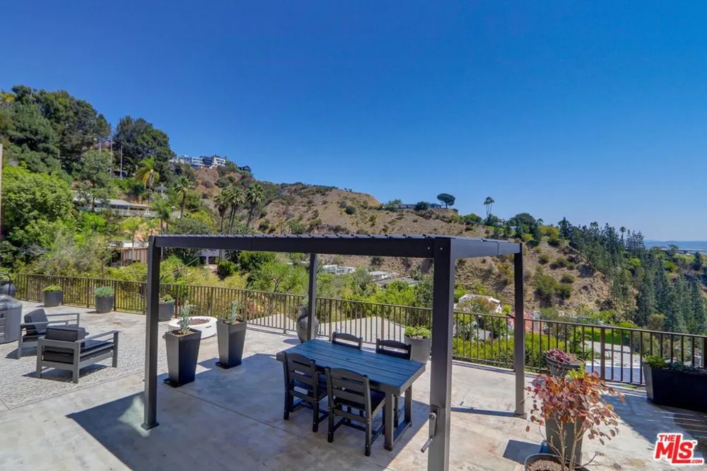 8528 Hillside Avenue Los Angeles, CA 90069