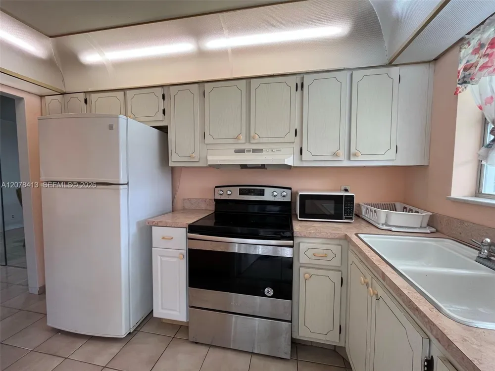 581 Blue Heron Dr #307-B Hallandale Beach, FL 33009