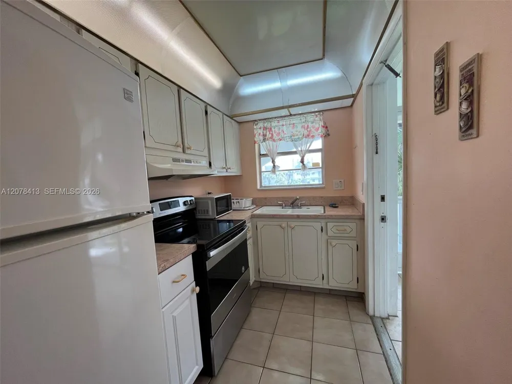 581 Blue Heron Dr #307-B Hallandale Beach, FL 33009