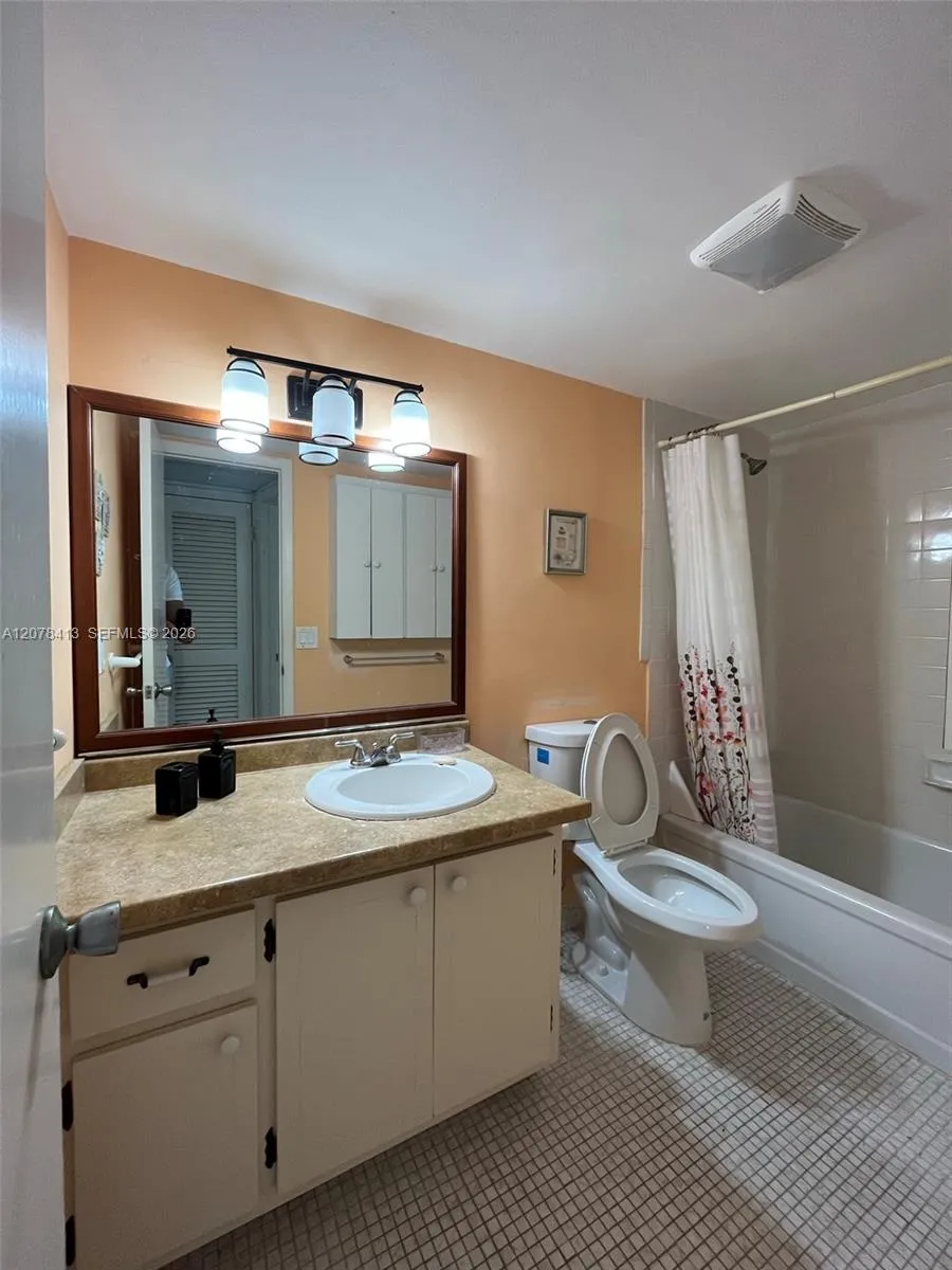 581 Blue Heron Dr #307-B Hallandale Beach, FL 33009