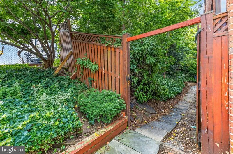 4114 NW DAVIS PLACE NW #118 Washington, DC 20007