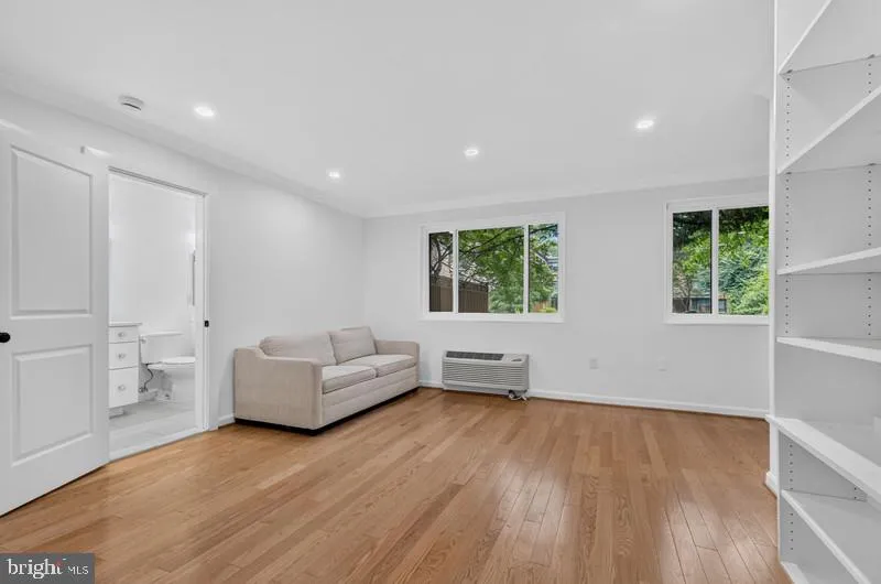 4114 NW DAVIS PLACE NW #118 Washington, DC 20007