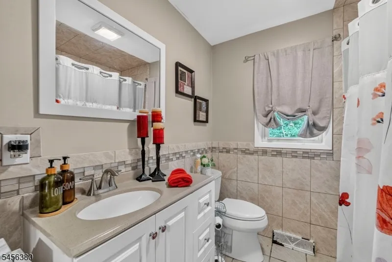 5 Lawrence Dr Vernon, NJ 07422