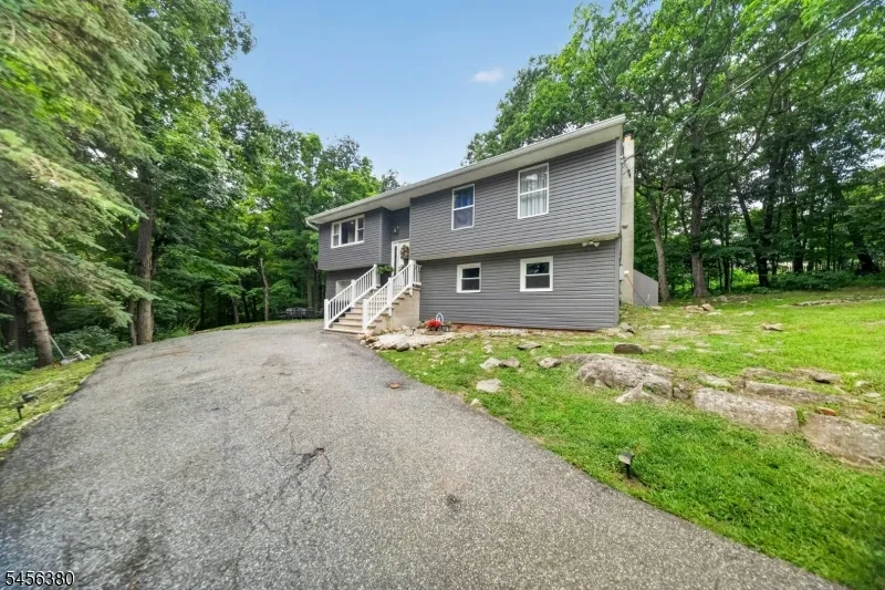 5 Lawrence Dr Vernon, NJ 07422