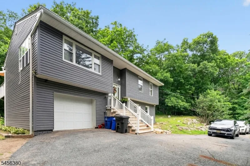 5 Lawrence Dr Vernon, NJ 07422