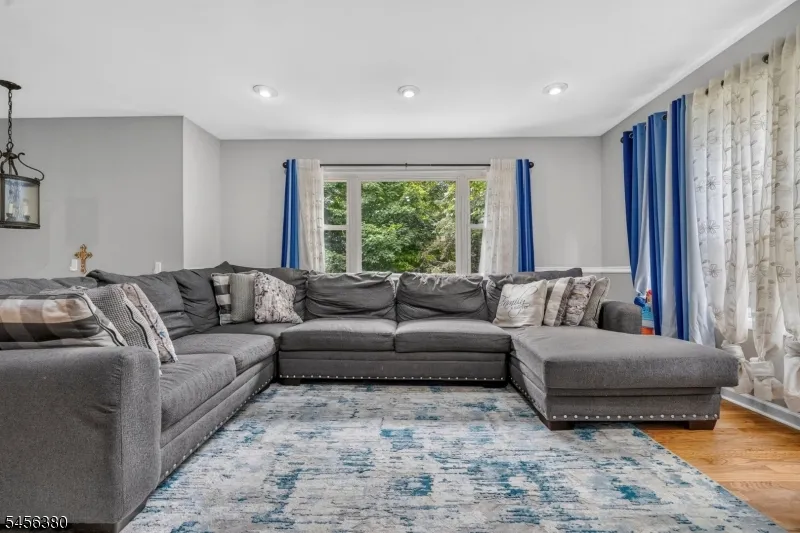 5 Lawrence Dr Vernon, NJ 07422