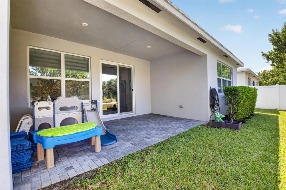 6710 POINTE OF WOODS DRIVE West Palm Beach, FL 33413