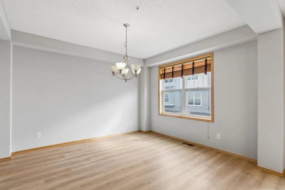 1662 Village Trail E #3 Maplewood, MN 55109