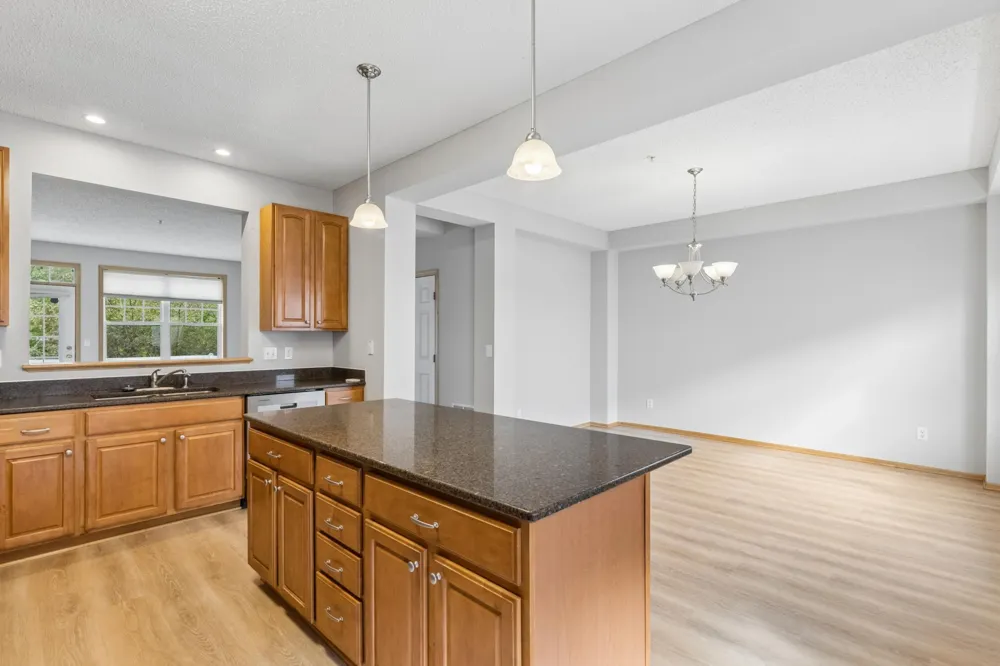 1662 Village Trail E #3 Maplewood, MN 55109