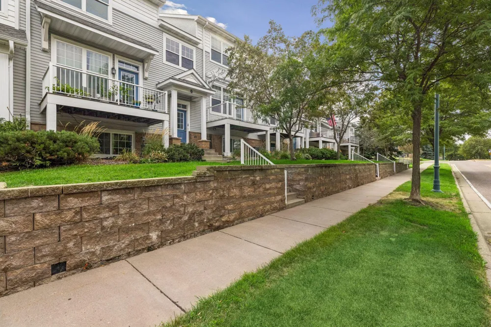 1662 Village Trail E #3 Maplewood, MN 55109