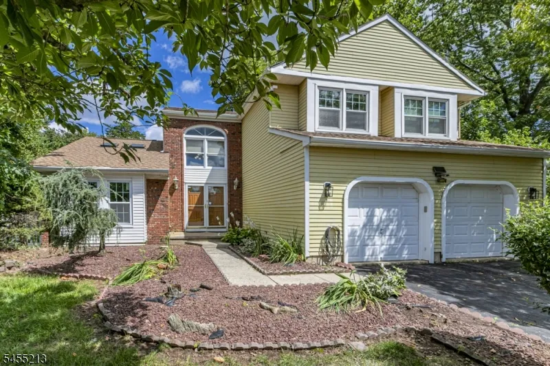 9 Chipwood Ln North Brunswick, NJ 08902