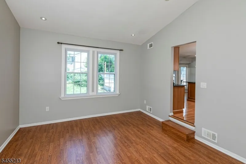 9 Chipwood Ln North Brunswick, NJ 08902