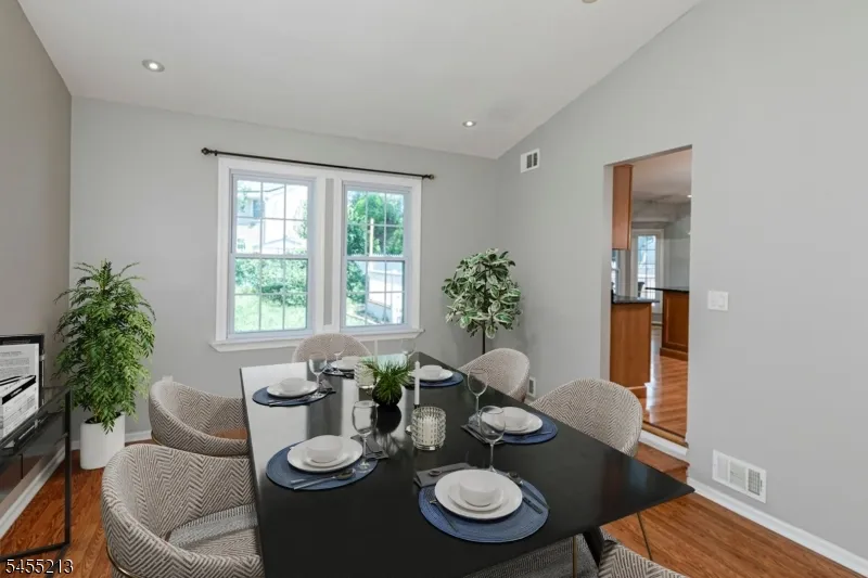9 Chipwood Ln North Brunswick, NJ 08902