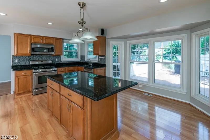 9 Chipwood Ln North Brunswick, NJ 08902