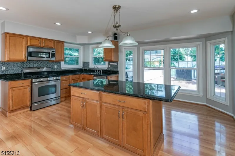 9 Chipwood Ln North Brunswick, NJ 08902